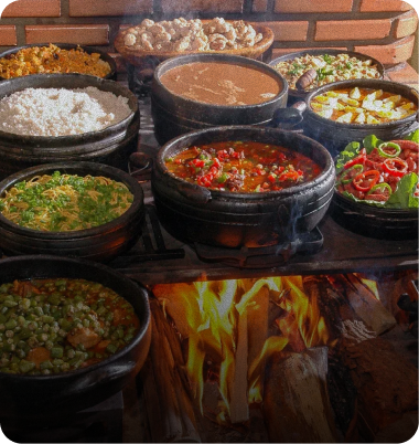 Imagem de uma mesa repleta de alimentos tipicos de natal